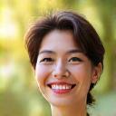 30代女性の笑顔のポートレート。
åfterの健康的な肌の艶