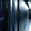 厳重な入退室管理システムとセキュリティカメラのあるデータセンターの廊下の画像。物理的なセキュリティを強調。