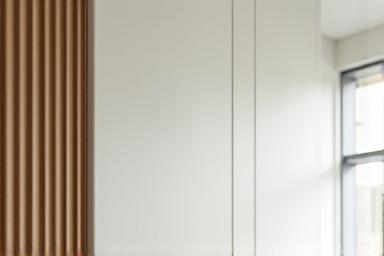 洗練されたミニマリストの収納スペースで、スマートテクノロジーが隠されている様子。